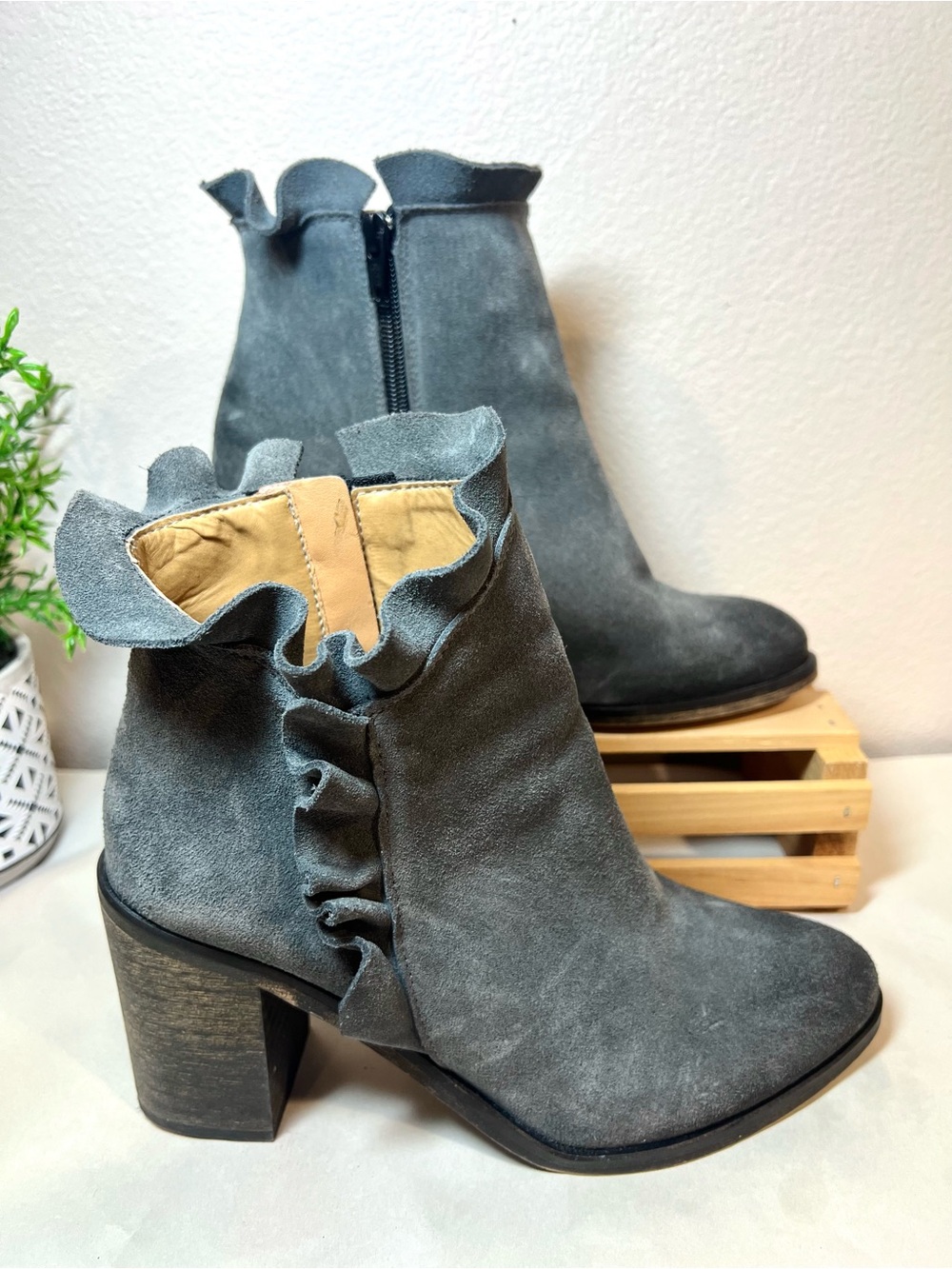 Klub Nico “Bellamy” Women’s Ruffle Ankle Booties Bluish Gray Suede Boots | SZ 6